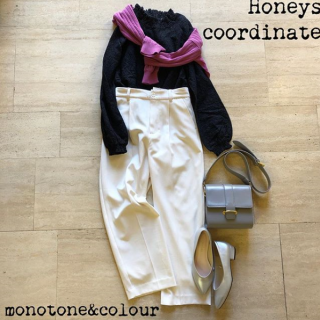 一度は挑戦してみたい白パンツ。　基本はモノトーンでまとめてポイントに一色！　シルバーのパンプスがおしゃれ見え♡