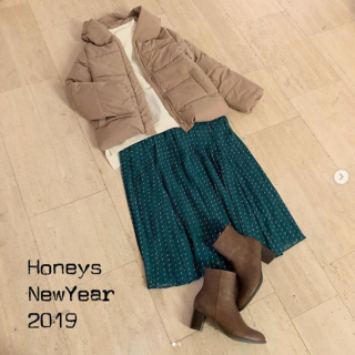 無地のスウェットトップスはハイネックで大人な着こなしにも◎ 　ボトムはシフォン素材のプリーツスカートを合わせて軽やかに♪