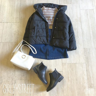 ボリュームのある中綿ジャケットとミニボトムは相性抜群♡　首回りがメローのフリルになったマルチボーダーのトップスを合わせてストリートガーリーMIXスタイルに♪