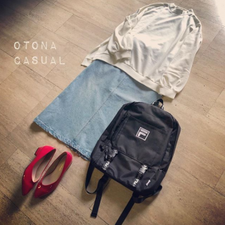 ハイネックのスウェットトップスをデニムのロングスカート合わせのゆるシルエットスタイルに♡ 　カジュアルになりすぎないようにピンクのパンプスをコーディネートのポイントに♡