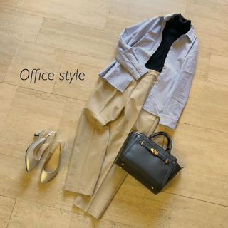 リブ編タートルの重ね着スタイルvol.2 　シャツをジャケット代わりに羽織ったキレイめコーデ 　シルバーのパンプスをアクセントにカジュアルになりすぎないようにシフト