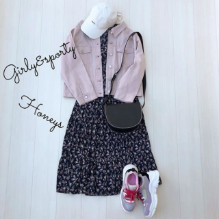 花柄ワンピとピンクのアウターを合わせた甘めテイストコーデをスポーティ小物で一気にストリートミックスに。 　女の子っぽさとカジュアルさを兼ね備えたミックスコーデ♡