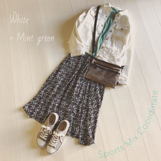 オフ×ミントの春色コーデ♡ 　サコッシュ＆スニーカー合わせでスポーツテイストをMixしたコーディネートに♡