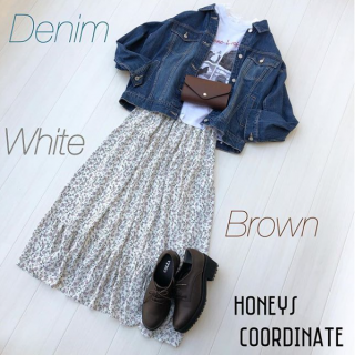 ホワイトコーデの引き締め役はデニムで決まり！ 　合わせの小物もブラウン系を選ぶと今年っぽ♡