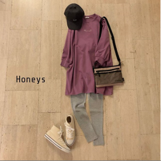 ボリューム袖のチュニックTにレギンスを合わせたリラックススタイル♡ 　スポーティな小物を合わせた休日スタイルに♪