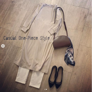 ハニカムメッシュ素材のワンピースはサラッと着るだけでスタイルが決まる1枚♡ 　シンプルカジュアルコーデにはスカーフをプラスしてちょっと大人なスタイリングに♡