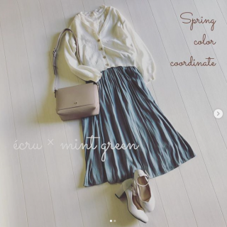 ミントグリーンのスカートを主役にした春色コーデ♡ 　Vカーデのインナーにレースタンクを合わせてカーデは抜き衿風に着るのが今年らしさのポイント♪