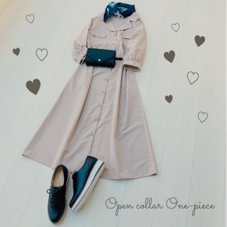 ミリタリーテイストの開襟ワンピをレトロな雰囲気にスタイリング♡ 　首元に合わせたスカーフがポイント♡