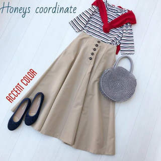 ベージュやネイビーを使ったシンプルコーデにアクセントでアカをトッピングしたら気分の上がる春コーデの出来上がり♡‬