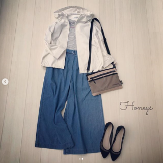 カジュアルなフードブルゾンはアイボリーを選んで今年らしいスタイリングに♡ 　デニムのガウチョパンツを合わせてちょっとマリン風なコーディネート♡ 　サコッシュ合わせでちょっとそこまでのお出かけスタイルに