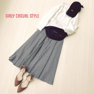 シンプルスウェットにウエストBagやキャップを合わせたスポーティースタイルにミディ丈のフレアスカートとパンプスを合わせたガーリーカジュアルスタイル♡ 　モノトーンで合わせることでテイスト違いもすっきりまとまるので◎