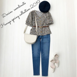 レトロでかわいい柄のブラウスをスキニーデニムで辛口ミックス。 　細ベルトでウエストマークしてスタイルアップも実現♡