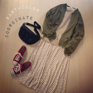 カーキ×ベージュでアースカラーコーデ♡ 　ウエストBag＆スニーカーでワンピコーデをカジュアルに♪　赤いスニーカーがコーデのアクセント♡
