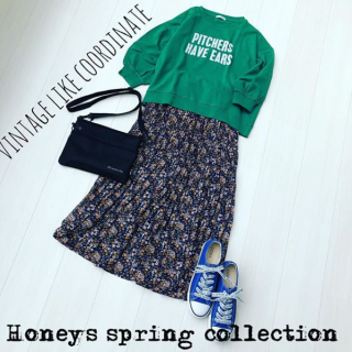 グリーンのロゴトレーナーを花柄スカート合わせで古着っぽくコーディネイト。　あったかい日が増えてきたから春アウターの中はこれくらいのボリュームでもいいかも♡