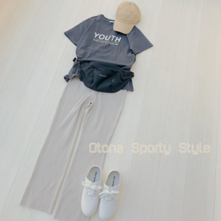 カットソーのストレートパンツをスポーティなスタイリングに♡ 　グレーやベージュのニュアンスカラーで合わせて大人なスポーティスタイルに♪