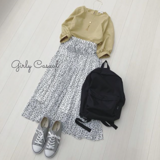 ネックレスがセットになったブラウスはぷっくりボリューム袖のデザインが女の子らしいシルエットに♡ 　モノトーンのヒョウ柄プリーツを合わせて今年らしく♡ 　大きめのリュックを合わせたカジュアルMIｘなスタイリングに