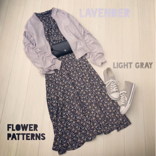 ダークカラーベースの花柄ワンピにはきれい色のリブブルゾンを合わせて春らしいスタイルに♡ 　足元はラベンダーと相性の良いグレーのスニーカーを合わせると◎