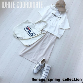 人気のワッフル素材はトップスだけじゃなくてボトムスにも取り入れたい。　パーカー合わせでカジュアルに。　FILAのバッグでスポーティテイストもプラス。