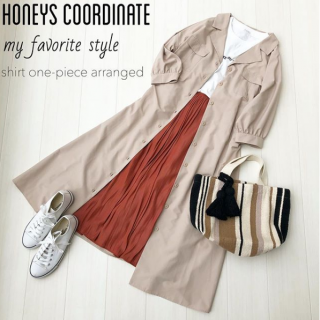 ベージュ×白の注目カラーコーデにポイントでオレンジを入れたオーガニックカラーコーデ。　トレンチ見えするシャツワンピがモード感をオプラスしてお出かけコーデにもおすすめな仕上がりに！
