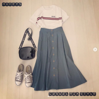前釦のロングスカートにスポーティなアイテムを合わせた大人カジュアルスタイル♡ 　スカートのシルエットが大人っぽいので羽織もフードジャケットなどカジュアルなものをチョイスしてOK♪