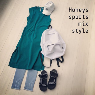 ノースリーブのワンピースをスポーツMixにスタイリング♪ 　グリーンのワンピには白小物で合わせるとメンズライクになりすぎずにコーディネートできるのでオススメ♡ 　ロゴ入りのサンダルがスポーツMixコーデのポイントに