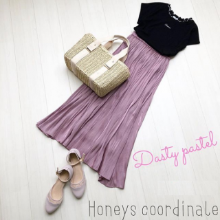 くすみパステルはクロできりっと引き締めるのが大人っぽくまとまるのでおすすめ。　スカートの光沢感がコーデを今年らしいテイストに仕上げます♡