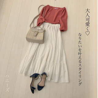 きれい色のブラウスはボリューム袖+オフショルでも着られるうれしいデザイン♡ 　白のティアードスカートを合わせてとことん可愛くコーディネート♡