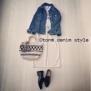 ゆったりサイズのGジャンで大人カジュアルなスタイリング 　デニムに合わせるアイテムは白でまとめつつロゴの色でパープルをちょっとだけ足すのもポイント♡