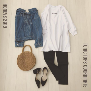 白のチュニックTシャツと黒スキニ―を合わせた大人カジュアルコーデ 　後ろがレースアップのデザインになっているGジャンを合わせて大人かわいいスタイリングに♡