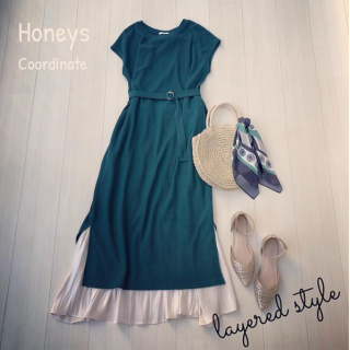 ワッフル素材のワンピースにスカートをレイヤードした大人ガーリーなスタイリング 　グリーンのワンピは着るだけで気分も上がる主役級アイテム♡