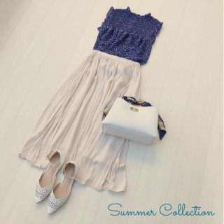 シャーリング＆フリル使いがかわいいノースリブラウスを大人ガーリーにスタイリング♡ 　白小物で夏先取りな印象のコーディネートに♪