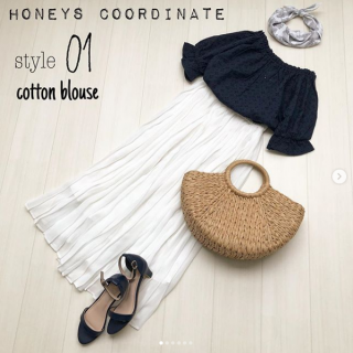 １度は挑戦したい白ボトムス。　ふわふわのプリーツスカートで白×カラーコーデのバリエーションをご紹介。 　ネイビー合わせは清楚なイメージ。　おすすめです♡