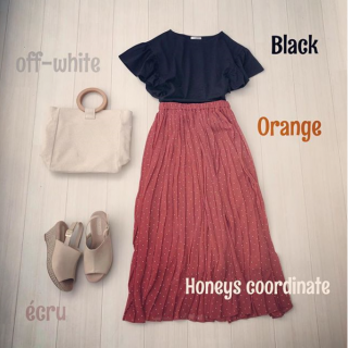 オレンジベースのドット柄が可愛いプリーツスカートを主役にした大人かわいいスタイリング 　オレンジを際立たせるために合わせのアイテムはモノトーンで合わせてシンプルに♪