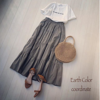 ティアードスカートを主役にしたシンプルスタイル 　アースカラーを選んで夏先取りなコーディネートに♪