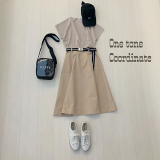 ワッフル素材のカットソーとガチャベルト付のチノフレアスカートのワントーンコーデ♡ 　色をまとめることでカジュアルになりすぎないので◎