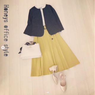 ドット柄のブラウスに黄色のフレアスカートを合わせた通勤スタイル♡ 　ジャケットは黒だけどちょっとラメが入ってる素材なので重くなりすぎないのがうれしい♪