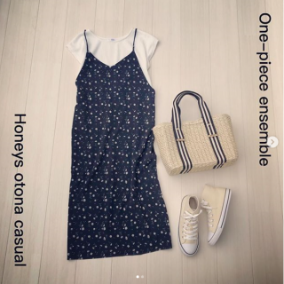 キャミワンピとフレンチ袖のトップスがセットになったお得なアンサンブル♡　 スニーカーとかごBagでシンプルおでかけスタイル♡ 　もちろん別々にも使えるので着回しも出来て旅行や帰省の際の1枚としてもGood♪ 　バックスタイルにも注目♡