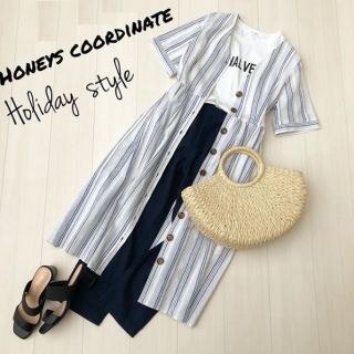 ネイビーを主役に、さわやかなストライプのガウンワンピと主張しすぎないロゴTシャツで大人カジュアルにコーディネイト。