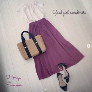 きれい色スカート+ブラウスのガーリースタイル♡ 　ブラウスは衿ぐりのフリル＆リボン使いのデザインがポイント♡ 　しかも前後どちらでも着られる2Way仕様になっているので気分に合わせてコーディネートを楽しんで♪