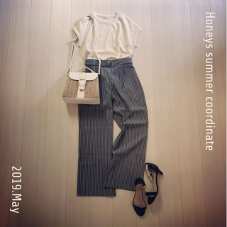 きれいめ素材のストレートパンツはカジュアルコーデにも通勤コーデにもOKな優れものアイテム♡ 　夏小物を合わせて色を抑えたハンサムスタイルに♡