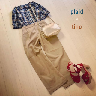 チェックのブラウスはスクエアネックデザインが今年らしいアイテム♡ 　チェックと相性のいいチノボトムを合わせたカジュアルスタイルが◎ 　足元の赤いサンダルがコーデを引き締めるポイントに♪