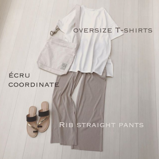 深めのスリットが入ったオーバーサイズチュニックTはリブのストレートパンツを合わせてゆるシルエットなリラックススタイルに♡ 　エクリュカラーがさらに今年らしくしてくれるポイントに♡