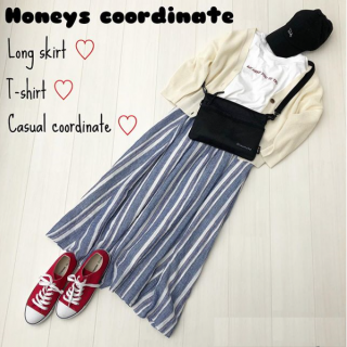 Tシャツ＆ロングスカートのシンプルコーデ。 　Vカーデでゆるっと楽ちんに、赤いスニーカーで元気いっぱいに味付け！