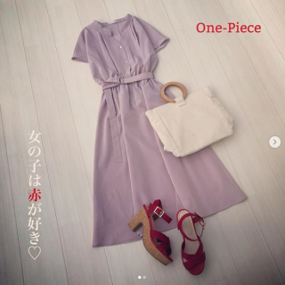 1枚でスタイリングが決まるワンピース♡ 　赤のストライプワンピに赤いサンダルを合わせて気分も上がるスタイリングに♪