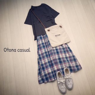 チェックのロングスカートにビックシルエットのTシャツを合わせたリラックススタイル♡ 　スニーカー&ショルダーBagで大人のカジュアルスタイルに