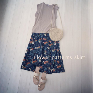 ネイビー×オレンジの花柄がかわいいロングスカートを主役にした大人可愛いスタイリング♡ 合わせるトップスはシンプルなものを選ぶのが◎ 肌寒い日はカーデやパーカーを1枚羽織るだけでOK羽織を合わせる時はトップスをインした着こなしにするのがおすすめ♡