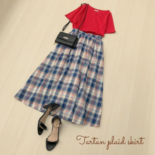 タータンチェックがかわいいロングスカートを主役にした大人ガーリーコーデ♡‬ ‪　トップスはコンパクトなサイズを選ぶのがおすすめ♡‬ ‪　衿元がスカラップデザインになっているのもポイント♪‬