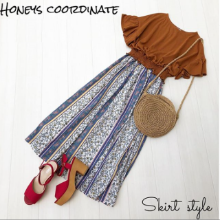 今年のスカートはロング丈と大胆柄に注目♡　エスニック調の柄も花柄ベースなら取り入れやすいのでおすすめ。 　オンラインショップで玉城ティナちゃんが同じコーデを着こなしています！　ぜひチェックしてくださいね♡