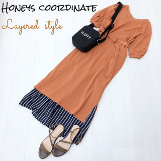 今年人気のワンピースとボトムスの重ね着コーデ。スリット入りのワンピとスカーチョでリラックスムード漂う大人なレイヤードスタイルの完成！　オレンジとネイビーは相性もいいので配色もおすすめ。