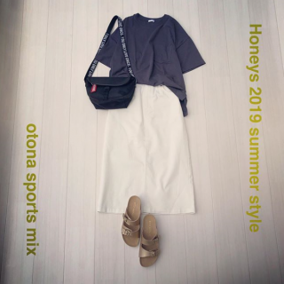 ゆるシルエットのTシャツに白ボトムを合わせた大人カジュアルなスタイリング ロゴストラップのメッセンジャーBagとウエッジサンダルを合わせて大人のスポーツMixコーデに♡